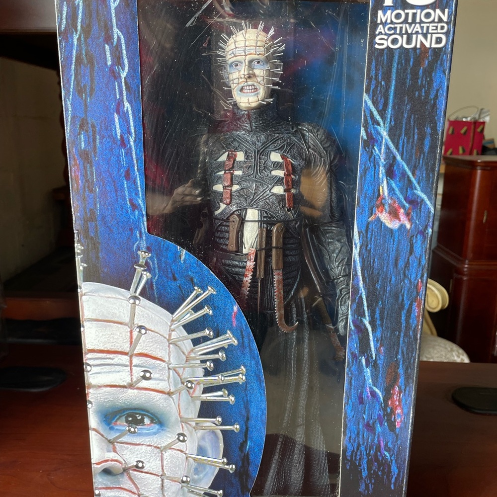 Hellraiser Ultimate Pinhead
Motion Activated Sound Action Figure ( unopened box)